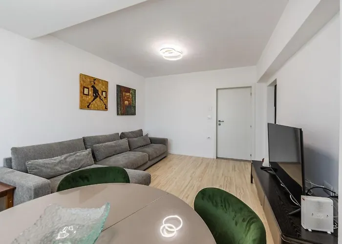 In The Center 地拉那