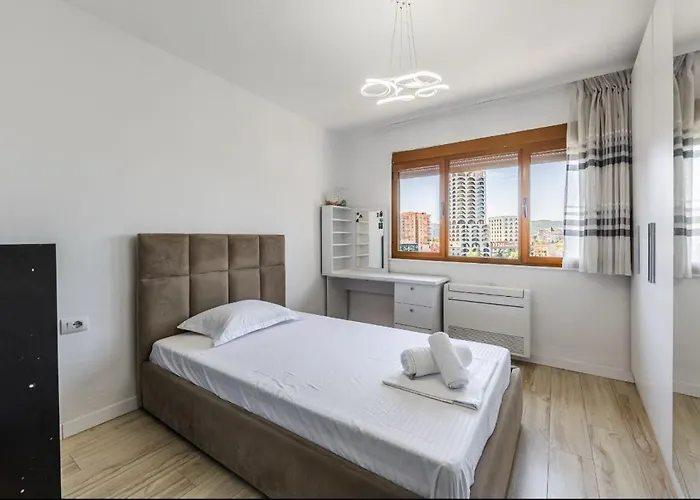 In The Center 地拉那