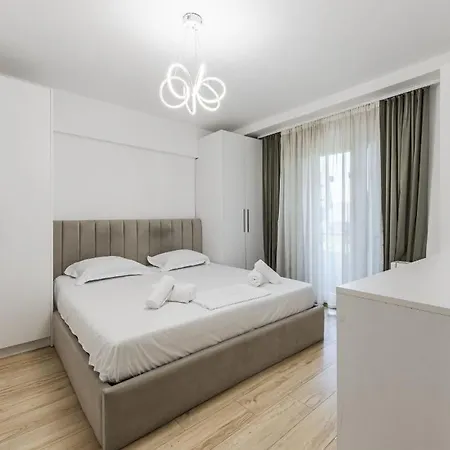 In The Center * ティラナ