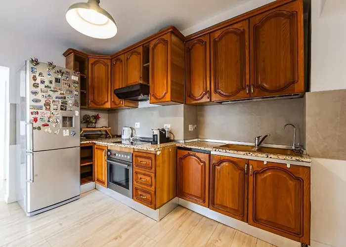 In The Center * ティラナ